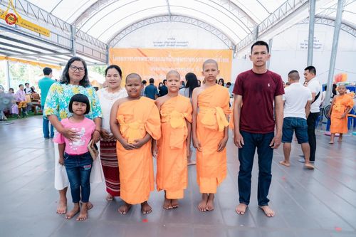 ภาพ No.133532:พิธีขอขมารับผ้าไตร, พิธีบรรพชาสามเณร, สามเณรออกบิณฑบาต ในโครงการบรรพชาสามเณร ฟื้นฟูพระพุทธศาสนาทั่วไทย  ณ ศูนย์ปฏิบัติธรรม และอบรมเยาวชนเมืองยะลา วันที่ 3 เมษายน พ.ศ. 2567