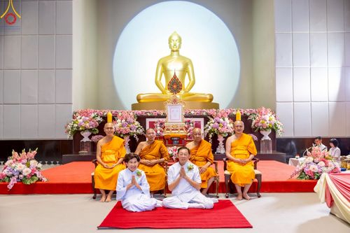 ภาพ No.214860:พิธีต้อนรับสัญญาบัตร พัดยศ พระราชวิเทศวชิรเวที (บัณฑิต วรปญฺโญ) เจ้าอาวาสวัดพระธรรมกายสกอตแลนด์ สหราชอาณาจักร ผู้ช่วยเจ้าอาวาสวัดพระธรรมกาย ณ อุโบสถพระไตรปิฏก วัดพระธรรมกาย