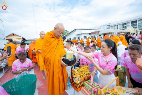 ภาพ No.150890:พิธีเจริญพระพุทธมนต์ และทำบุญตักบาตรแด่คณะสงฆ์ จำนวน 121 รูป เนื่องในโอกาสฉลองครบรอบ 120 ปี อำเภอคลองหลวง จังหวัดปทุมธานี เพื่อถวายเป็นพุทธบูชา ช่วยเหลือผู้ประสบความเดือดร้อนจากอุทกภัย และคณะสงฆ์ 323 วัด 4 จังหวัดชายแดนภาคใต้ วันเสาร์ที่ 31 สิงหาคม พ.ศ. 