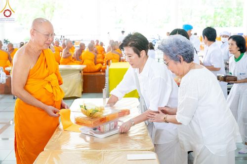 ภาพ No.143271:พิธีถวายภัตตาหารเพื่อเป็นกำลังแห่งการเข้าถึงธรรม ของพระภิกษุสามเณร วัดพระธรรมกาย วันเสาร์ที่ 6 กรกฏาคม พ.ศ. 2567 ณ หอฉันคุณยายอาจารย์ วัดพระธรรมกาย จ.ปทุมธานี
