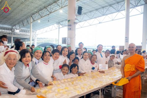 ภาพ No.204377:พิธีถวายภัตตาหารเป็นสังฆทาน แด่พระธรรมยาตรา ณ วัดพระธรรมกาย ตำบลคลองสาม อำเภอคลองหลวง จังหวัดปทุมธานี ในโครงการธรรมยาตรา กตัญญูบูชา มหาปูชนียาจารย์ พระมงคลเทพมุนี(สด จนฺทสโร) พระผู้ปราบมาร อนุสรณ์สถาน 7 แห่ง ปีที่ 13 วันที่ 31 มกราคม พ.ศ. 2568
