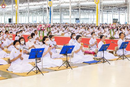 ภาพ No.89530:พิธีตักบาตร ข้าวสารอาหารแห้ง พิธีบูชาข้าวพระ และพิธีจุดเทียนใจ ไฟนิรันดร์  อนันตชัย ณ สภาธรรมกายสากล วัดพระธรรมกาย วันอาทิตย์ที่ 1 ตุลาคม พ.ศ. 2566