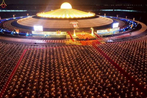 ภาพ No.253723:วันที่ 10 ตุลาคม พ.ศ. 2568 พิธีจุดประทีปบูชาพระผู้ปราบมาร, พิธีจุดประทีปบนพระมหาธรรมกายเจดีย์  20,000 ดวง เนื่องในวันคล้ายวันเกิดครบรอบ 141 ปี พระมงคลเทพมุนี (สด จนฺทสโร)