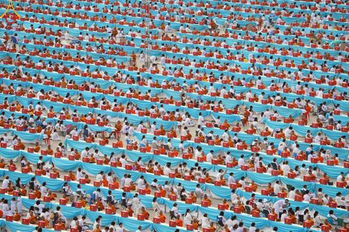 ภาพ No.221649:วันอังคารที่ 22 เมษายน พ.ศ. 2568 ภาพพิธีถวายมหาสังฆทานคณะสงฆ์ 40,000 กว่าวัดทั่วประเทศ เนื่องในวันคุ้มครองโลก ชุดที่ 2 (ปลื้มให้สมการรอคอย) ณ ลานธรรมพระมหาธรรมกายเจดีย์ วัดพระธรรมกาย