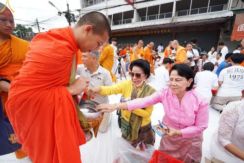 ภาพ No.146330:ตักบาตรพระ 1,384 รูป ทำบุญเมืองฝางครบรอบ 1,383 ปี ถวายเป็นพระราชกุศลแด่พระบาทสมเด็จพระเจ้าอยู่หัว เนื่องในโอกาสพระราชพิธีมหามงคล เฉลิมพระชนมพรรษา 6 รอบ 72 พรรษา วันเสาร์ที่ 27 กรกฎาคม พ.ศ.2567  ณ ถนนหน้าที่ว่าการอำเภอฝาง จ.เชียงใหม่