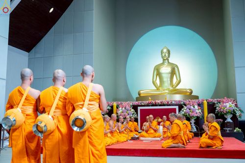 ภาพ No.227789:วันเสาร์ที่ 31 พฤษภาคม พ.ศ.2568 พิธีถวายผ้าไตรแด่สามเณรผู้เข้ารับการอุปสมบท , พิธีอุปสมบทสามเณรเตรียม DCI วัดพระธรรมกาย จ.ปทุมธานี