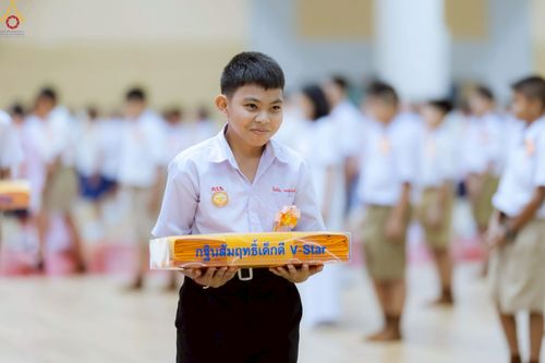 ภาพ No.246006:วันเสาร์ที่ 13 กันยายน พ.ศ. 2568 พิธีมอบผ้าไตรประธานกฐินสัมฤทธิ์เด็กดี V-Star ณ สภาธรรมกายสากล วัดพระธรรมกาย