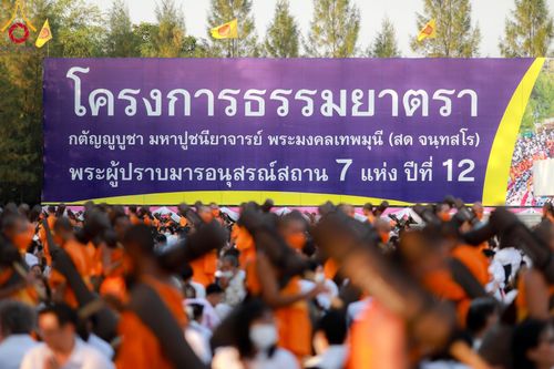 ภาพ No.107950:พิธีต้อนรับพระธรรมยาตรา ในโครงการธรรมยาตรากตัญญูบูชา มหาปูชนียาจารย์ พระมงคลเทพมุนี(สด จนฺทสโร) พระผู้ปราบมาร อนุสรณ์สถาน 7 แห่ง ปีที่ 12 วันที่ 7 มกราคม พ.ศ. 2567 ณ อนุสรณ์สถานคลองบางนางแท่น  อ.สามพราน จ.นครปฐม