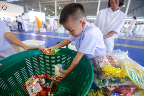 ภาพ No.159018:พิธีตักบาตร ในวันอาทิตย์ต้นเดือน วันที่ 6 ตุลาคม พ.ศ. 2567 ณ สภาธรรมกายสากล วัดพระธรรมกาย