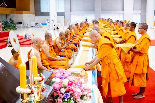 ภาพ No.233857:วันเสาร์ที่ 19 กรกฎาคม พ.ศ.2568 วันมหารำลึก ครั้งที่ 35 พิธีรำลึกถึงนักสร้างบารมี , พิธีสวดพระพุทธมนต์ , พิธีทอดผ้าบังสกุลและถวายไทยธรรม วัดพระธรรมกาย