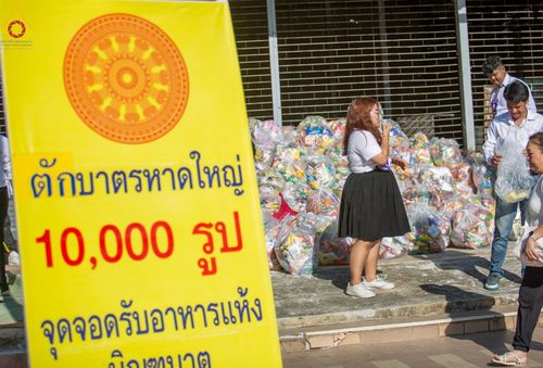 ภาพ No.151720:V.55 ทีมใหญ่ที่หาดใหญ่ เจ้าหน้าที่ทุกสถานะ หลายสัญชาติ ร่วมกันจัดงานตักบาตรที่หาดใหญ่ วันที่ 10-11 สิงหาคม พ.ศ. 2567