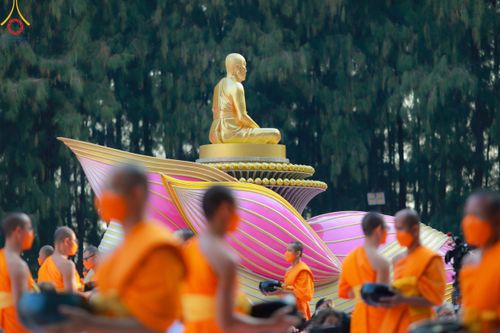 ภาพ No.107465:พิธีตักบาตรพระธรรมยาตราฯ ในโครงการธรรมยาตรากตัญญูบูชา มหาปูชนียาจารย์ พระมงคลเทพมุนี(สด จนฺทสโร) พระผู้ปราบมาร ปีที่ 12 ณ อนุสรณ์สถานมหาวิหารพระมงคลเทพมุนี อ.สองพี่น้อง จ.สุพรรณบุรี วันที่ 7 มกราคม พ.ศ. 2567