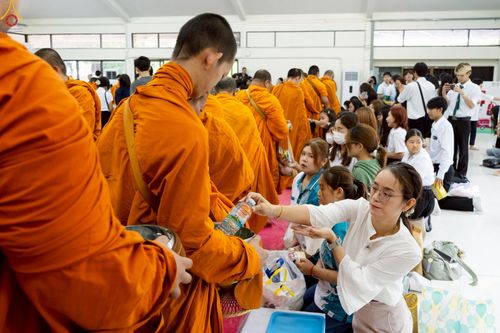 ภาพ No.243148:วันพฤหัสบดีที่ 4 กันยายน พ.ศ. 2568 เวลา 07.00-08.15 น. มหาวิทยาลัยเกษตรศาสตร์ กำแพงแสน ร่วมทำบุญตักบาตร Freshy KU85 พระสงฆ์ 85 รูป