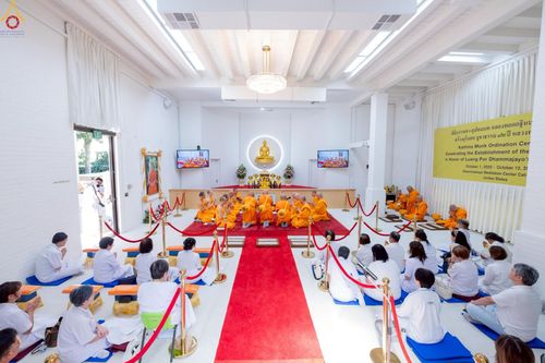 ภาพ No.252326:วันที่ 4-5 ตุลาคม พ.ศ. 2568  วัดพระธรรมกายแคลิฟอร์เนีย ประเทศสหรัฐอเมริกา ได้จัดพิธีตัดปอยผม โดยคณะสงฆ์ ญาติ ๆ และสาธุชน ให้กับนาคธรรมทายาท 8 ท่าน และได้จัดพิธีบรรพชา-อุปสมบท ฉลองพิธีทอดกฐินบรมจักรพรรดิ สร้างอุโบสถ 82 ปี บูชาธรรมหลวงพ่อธัมมชโย