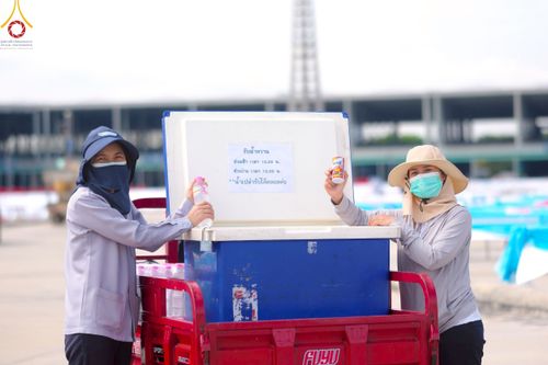 ภาพ No.218545:วันที่ 15 - 18 เมษายน พ.ศ. 2568 การเตรียมภาชนะสำหรับถวายภัตตาหาร , การจัดโต๊ะเก้าอี้ในลานธรรม , การแพ็คพัสดุงานต้อนรับ เพื่องานวันคุ้มครองโลก 22 เมษายน พ.ศ.2568 วัดพระธรรมกาย