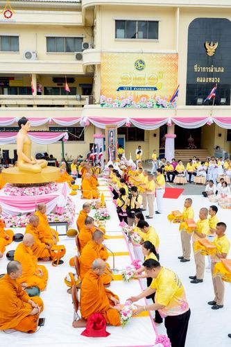 ภาพ No.241975:วันอาทิตย์ที่ 31 สิงหาคม พ.ศ. 2568 พิธีทำบุญแด่คณะสงฆ์ 122 รูป ฉลอง 121 ปี อำเภอคลองหลวง จ.ปทุมธานี เพื่อนำส่งช่วยเหลือคณะสงฆ์ 323 วัด 4 จังหวัดชายแดนภาคใต้ และช่วยเหลือประชาชนจากเหตุปะทะ แนวชายแดนไทย-กัมพูชา ณ บริเวณหน้าที่ว่าการอำเภอคลองหลวง 