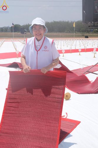 ภาพ No.130093:V.34 เพื่อธรรมเพื่อบางกล่ำ การรับบุญของเจ้าหน้าที่หน่วยงานต่างๆ  เพื่องานธรรมยาตราอัญเชิญพระบรมสารีริกธาตุ ประดิษฐาน ณ มหารัตนเจดีย์สิริปทุมสวรรค์ (เจดีย์อริยพุทธะ 5 พระองค์) ณ ศูนย์ปฏิบัติธรรมภาคใต้ อ.บางกล่ำ จ.สงขลา ระหว่างวันที่ 9-10 มีนาคม พ.ศ. 2567