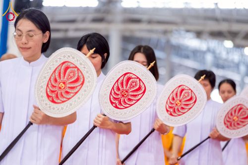 ภาพ No.237529:วันอาทิตย์ที่ 10 สิงหาคม พ.ศ.2568 พิธีมอบใบประกาศเกียรติคุณ โครงการสอบบาลี "ฉลองแชมป์" บูชาธรรม 80 ปี หลวงพ่อธัมมชโย ประจำปี 2568 และ พิธีมอบดวงแก้วสามเณรทรงบาลีไวยากรณ์ ณ สภาธรรมกายสากล วัดพระธรรมกาย ปทุมธานี