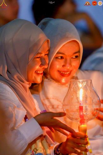 ภาพ No.224567:วันจันทร์ที่ 12 พฤษภาคม พ.ศ. 2568  ชาวพุทธในอินโดนีเซีย ร่วมฉลองวิสาขบูชาจุดประทีปกว่า 200,000 ดวง ณ พระมหาเจดีย์บรมพุทโธ  เจริญพุทธมนต์ถวาย “พระวชิรเกล้าเจ้าอยู่หัว”