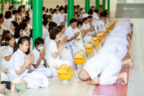 ภาพ No.228948:วันเสาร์ที่ 14 มิถุนายน พ.ศ. 2568 พิธีเวียนประทักษิณ , พิธีขอขมารับผ้าไตร ในโครงการบรรพชาอุปสมบทหมู่ ผู้บริหารรุ่นที่ 15 และ อุดมศึกษา รุ่นที่ 52 ณ โบสถ์พระไตรปิฎก วัดพระธรรมกาย