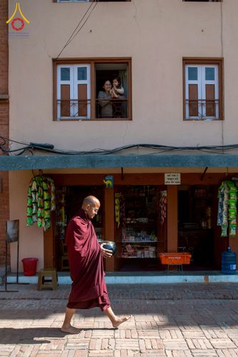 ภาพ No.213198:วันที่ 17 - 18 มีนาคม พ.ศ. 2568 คณะสงฆ์และสามเณรเดินบิณฑบาต รอบเมืองในพื้นที่ วัดสยมภูวนาถและราชวังปาตัน ณ เมืองกาฐมาณฑุ ประเทศเนปาล