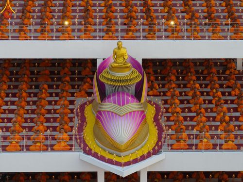 ภาพ No.201659:พิธีจุดประทีปถวายเป็นพุทธบูชา และบูชาธรรมมหาปูชนียาจารย์ ณ อาคารธรรมยาตรา กตัญญูบูชามหาปูชนียาจารย์ ตรงข้ามวัดปากน้ำภาษีเจริญ จ.กรุงเทพมหานคร ในโครงการธรรมยาตรา กตัญญูบูชา มหาปูชนียาจารย์ พระมงคลเทพมุนี(สด จนฺทสโร) พระผู้ปราบมาร อนุสรณ์สถาน 7 แห่ง