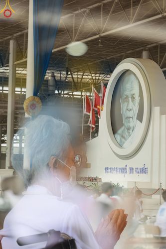 ภาพ No.123108:พิธีตักบาตร และพิธีบูชาข้าวพระ ในวันอาทิตย์ต้นเดือนที่ 4 กุมภาพันธ์ พ.ศ. 2567 ณ วัดพระธรรมกาย จ.ปทุมธานี