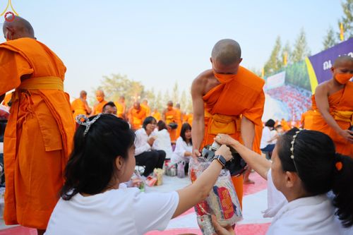 ภาพ No.110333:พิธีตักบาตรพระธรรมยาตราฯ ในโครงการธรรมยาตรากตัญญูบูชา มหาปูชนียาจารย์ พระมงคลเทพมุนี(สด จนฺทสโร) พระผู้ปราบมาร ปีที่ 12 ณ อนุสรณ์สถานลำดับที่ 2 สถานที่ตั้งมโนปณิธานบวชตลอดชีวิต อนุสรณ์สถานบางนางแท่น จ.นครปฐม วันที่ 11 มกราคม พ.ศ. 2567