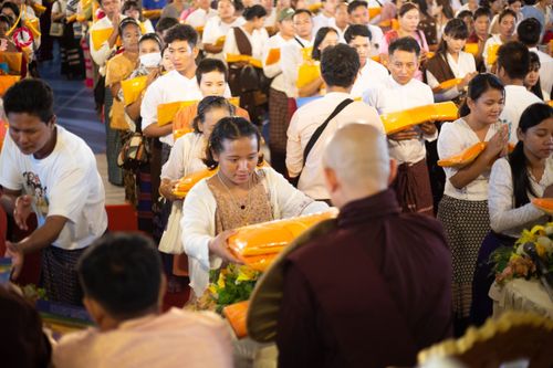 ภาพ No.143765:พิธีถวายผ้าไตร, สวดธรรมจักร, ปฏิบัติธรรม และฟังแสดงพระธรรมเทศนา ภาษาเมียนมา โดยมีสาธุชนชาวเมียนมากว่า 4,000 คน เข้าร่วมพิธี ณ มหารัตนวิหารคด วัดพระธรรมกาย วันอาทิตย์ที่ 7 กรกฎาคม พ.ศ. 2567