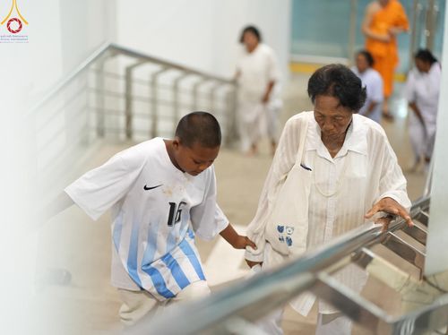 ภาพ No.136653:พิธีตักบาตร พิธีบูชาข้าวพระ ในวันอาทิตย์ต้นเดือนที่ 5 พฤษภาคม พ.ศ. 2567 ณ วัดพระธรรมกาย จ.ปทุมธานี