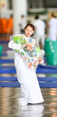 ภาพ No.139154:พิธีตักบาตร , พิธีบูชาข้าวพระ ณ ห้องแก้วสารพัด 1 สภาธรรมกายสากล วัดพระธรรมกาย วันอาทิตย์ต้นเดือนที่ 2 มิถุนายน พ.ศ. 2567