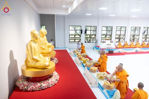 ภาพ No.160890:พิธีเจริญพระพุทธมนต์ และปิดแผ่นทองรูปเหมือน พระเดชพระคุณพระมงคลเทพมุนี (สด จนฺทสโร) พระผู้ปราบมาร จำนวน 3 องค์ วันเสาร์ที่ 5 ตุลาคม พ.ศ. 2567 ณ อาคารปลูกศรัทธา 2 (ชานชลาเดิม) วัดพระธรรมกาย อ.คลองหลวง จ.ปทุมธานี