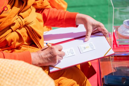 ภาพ No.62467:คณะศิษยานุศิษย์รวมใจสถาปนาและสมโภช ธรรมจักร เพื่ออัญเชิญประดิษฐาน ณ ยอดอุโบสถ 80 ปี หลวงพ่อธัมมชโย วัดพระธรรมกายนิวเจอร์ซี ประเทศสหรัฐอเมริกา  วันอาทิตย์ที่ 7 เมษายน พ.ศ. 2567