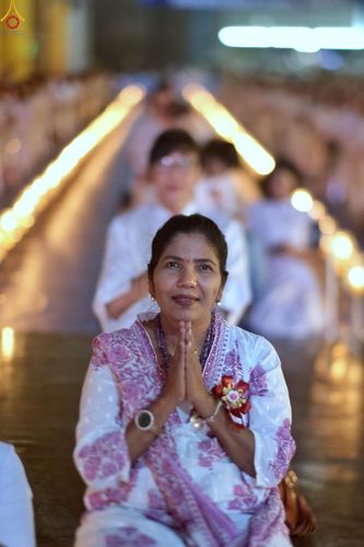 ภาพ No.224051:วันวิสาขบูชา วันอาทิตย์ที่ 11 พฤษภาคม พ.ศ. 2568 พิธีจุดวิสาขประทีป ,  พิธีเวียนประทักษิณรอบพระมหาธรรมกายเจดีย์ , พิธีฉลองชัยสวดมนต์บทธัมมจักกัปปวัตตนสูตร ครบ 7,357,000,000 จบ ณ มหารัตนวิหารคด วัดพระธรรมกาย