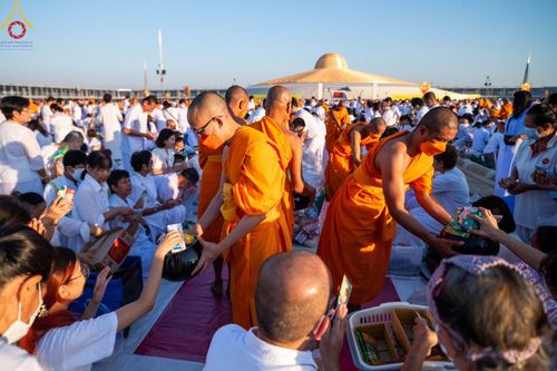 ภาพ No.105333:พิธีตักบาตรฉลองพระบวชใหม่ รุ่นบูชาธรรมมหาปูชนียาจารย์ และต้อนรับศักราชใหม่ วันจันทร์ที่ 1 มกราคม พ.ศ. 2567 ณ ลานธรรมพระมหาธรรมกายเจดีย์ วัดพระธรรมกาย