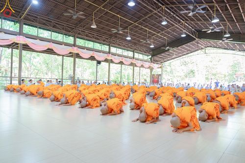 ภาพ No.135139: พิธีบรรพชาสามเณร  พิธีตักบาตรฉลองสามเณรใหม่ วันที่ 1 เมษายน พ.ศ.2567 ในโครงการบรรพชาสามเณรฟื้นฟูพระพุทธศาสนาทั่วไทย ณ ศูนย์ปฏิบัติธรรมแก้วเมืองเลย