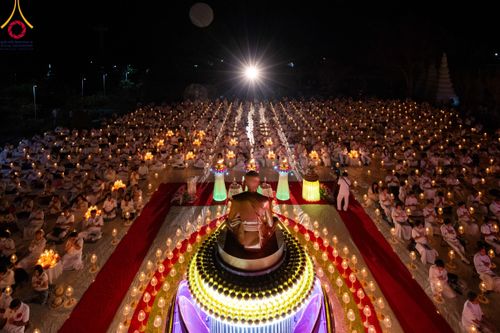 ภาพ No.112102:พิธีจุดประทีปถวายเป็นพุทธบูชา และบูชาธรรมมหาปูชนียาจารย์ พระมงคลเทพมุนี(สด จนฺทสโร) ในโครงการธรรมยาตรา กตัญญูบูชา มหาปูชนียาจารย์ พระมงคลเทพมุนี(สด จนฺทสโร) พระผู้ปราบมาร อนุสรณ์สถาน 7 แห่ง ปีที่ 12 วันที่ 14 มกราคม พ.ศ. 2567 ณ วัดสองพี่น้อง อ.สองพี่น้อง