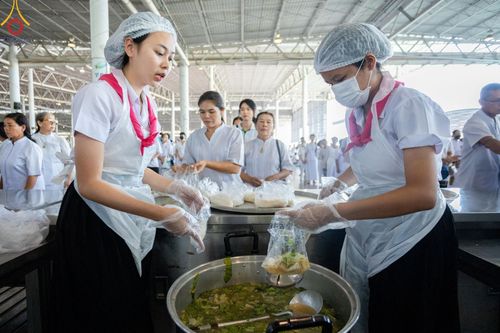 ภาพ No.58908:V.40 ภัตตาหารพระหมื่นวัด เราจัดให้ การปฏิบัติงานของเจ้าหน้าที่และอาสาสมัคร เพื่อรับบุญในการถวายภัตตาหาร แด่คณะสงฆ์ 10,000 กว่าวัดทั่วประเทศ ที่มาร่วมงานวันคุ้มครองโลก จันทร์ที่ 22 เมษายน พ.ศ. 2567 ณ วัดพระธรรมกาย