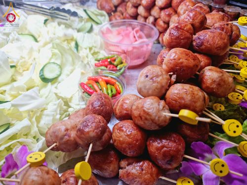 ภาพ No.202772:พิธีถวายภัตตาหารเป็นสังฆทาน แด่พระธรรมยาตรา ณ วัดพระธรรมกาย ตำบลคลองสาม อำเภอคลองหลวง จังหวัดปทุมธานี ในโครงการธรรมยาตรา กตัญญูบูชา มหาปูชนียาจารย์ พระมงคลเทพมุนี(สด จนฺทสโร) พระผู้ปราบมาร อนุสรณ์สถาน 7 แห่ง ปีที่ 13 วันที่ 28 มกราคม พ.ศ. 2568