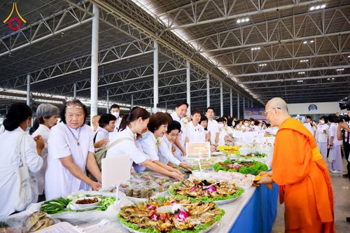 ภาพ No.121653:พิธีถวายภัตตาหารเป็นสังฆทาน แด่คณะพระธรรมยาตรา ปีที่ 12 วันที่ 31 มกราคม พ.ศ. 2567 ณ สภาธรรมกายสากล วัดพระธรรมกาย