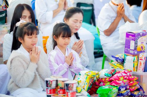 ภาพ No.201116:พิธีตักบาตรพระธรรมยาตรา ณ อนุสรณ์สถานลำดับที่ 5 สถานที่เผยแผ่วิชชาธรรมกายครั้งแรก อนุสรณ์สถานบางปลา วัดบางปลา อำเภอบางเลน จังหวัดนครปฐม ในโครงการธรรมยาตรา กตัญญูบูชา มหาปูชนียาจารย์ พระมงคลเทพมุนี(สด จนฺทสโร) พระผู้ปราบมาร อนุสรณ์สถาน 7 แห่ง ปีที่ 13