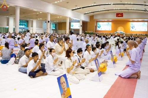 ภาพ No.101511:พิธีเวียนประทักษิณ, พิธีวันทาเจดีย์, พิธีขอขมาและมอบผ้าไตร ในโครงการอุปสมบทหมู่ รุ่นบูชาธรรมมหาปูชนียาจารย์ ณ วัดพระธรรมกาย ในวันที่ 9 ธันวาคม พ.ศ. 2566