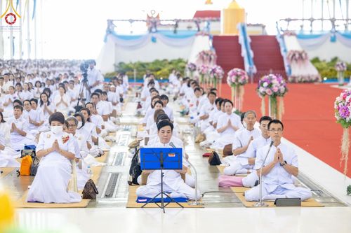 ภาพ No.159248:พิธีบูชาข้าวพระ ในวันอาทิตย์ต้นเดือน วันที่ 6 ตุลาคม พ.ศ. 2567 ณ สภาธรรมกายสากล วัดพระธรรมกาย