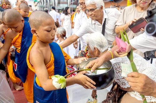 ภาพ No.237148:วันอาทิตย์ที่ 10 สิงหาคม พ.ศ. 2568 มหาสังฆทานครั้งยิ่งใหญ่ ตักบาตรพระ 10,000 รูป ถ.นิพัทธ์อุทิศ 3 ใจกลางนครหาดใหญ่ จ.สงขลา (ชุดที่ 2)