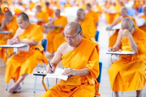 ภาพ No.208873:พระบาทสมเด็จพระเจ้าอยู่หัวทรงพระกรุณาโปรดเกล้าฯ พระราชทานภัตตาหารพระราชทาน แด่พระภิกษุ สามเณร ในการสอบบาลีสนามหลวง ณ วัดพระธรรมกาย วันที่ 22 กุมภาพันธ์ พ.ศ. 2568 ณ วัดพระธรรมกาย อำเภอคลองหลวง จังหวัดปทุมธานี