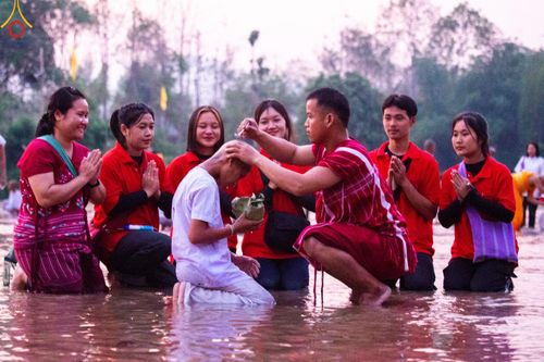 ภาพ No.63364:Photo Story  มหัศจรรย์วัดดงดินแดง Episode 1  พิธีปลงผมนาคธรรมทายาท  ในโครงการบรรพชาอุปสมบทหมู่ ฟื้นฟูพระพุทธศาสนาทั่วไทย วัดดงดินแดง ณ ลำน้ำแม่ตื่น อ.อมก๋อย จ.เชียงใหม่ วันที่ 2 เมษายน พ.ศ. 2567