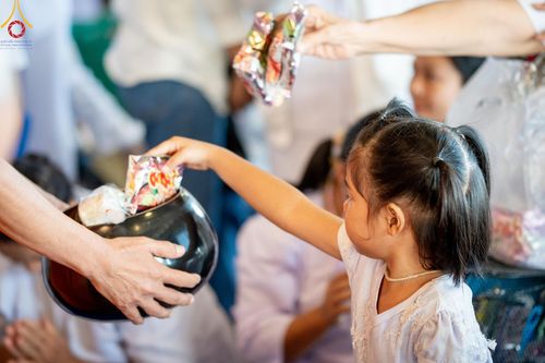 ภาพ No.151088:พิธีตักบาตร ในวันอาทิตย์ต้นเดือน วันที่ 1 กันยายน พ.ศ. 2567 ณ สภาธรรมกายสากล วัดพระธรรมกาย