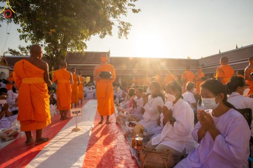 ภาพ No.112790:พิธีตักบาตรพระธรรมยาตราฯ ณ วัดสองพี่น้อง จ.สุพรรณบุรี วันที่ 15 มกราคม พ.ศ. 2567
