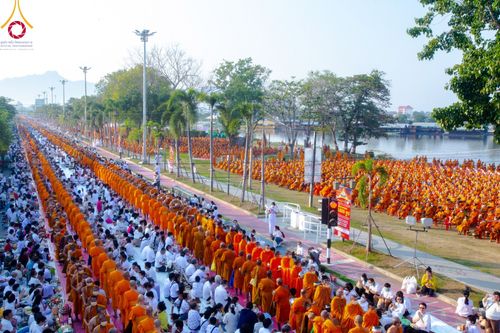ภาพ No.101908:ตักบาตรพระ 10,000 รูป เติมบุญให้แผ่นดิน เนื่องในโอกาส 192 ปี จังหวัดกาญจนบุรี หนึ่งในโครงการตักบาตรพระ 2,000,000 รูป  77 จังหวัดทุกวัดทั่วไทย วันจันทร์ที่ 11 ธันวาคม พ.ศ. 2566 บริเวณถนนสองแคว (SKY WALK) เมืองกาญจนบุรี