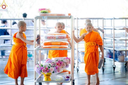 ภาพ No.177461:พิธีถวายภัตตาหารเมนูสวรรค์ และพิธีบุพเปตพลี ครั้งที่ 158 ร่วมอุทิศบุญแด่หมู่ญาติที่ล่วงลับไปแล้ว และสืบทอดอายุพระพุทธศาสนา ณ วัดพระธรรมกาย วันที่ 30 พฤศจิกายน พ.ศ.2567 (วันพระ แรม 15 ค่ำ เดือน 12)